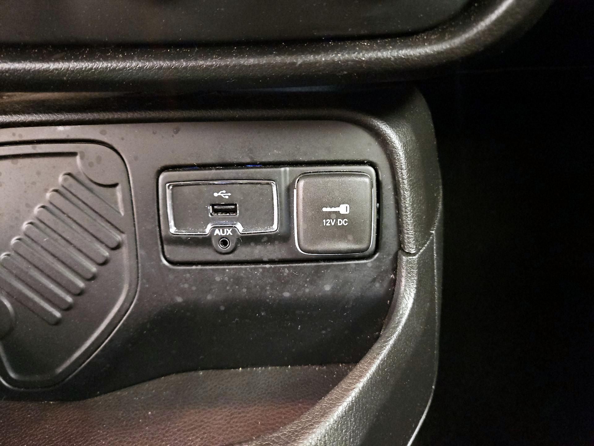 Thumbnail: 2016 Jeep Renegade - 18