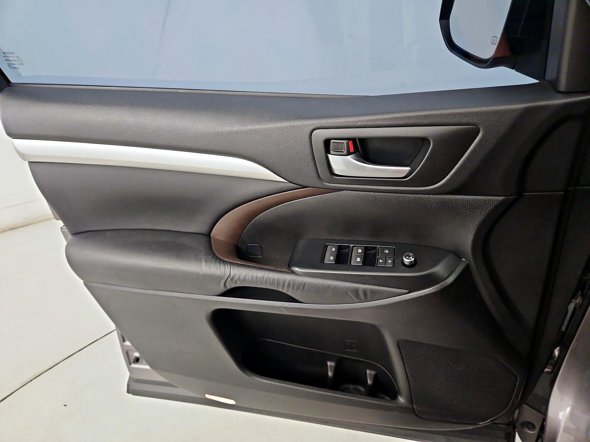 Thumbnail: 2016 Toyota Highlander - 12