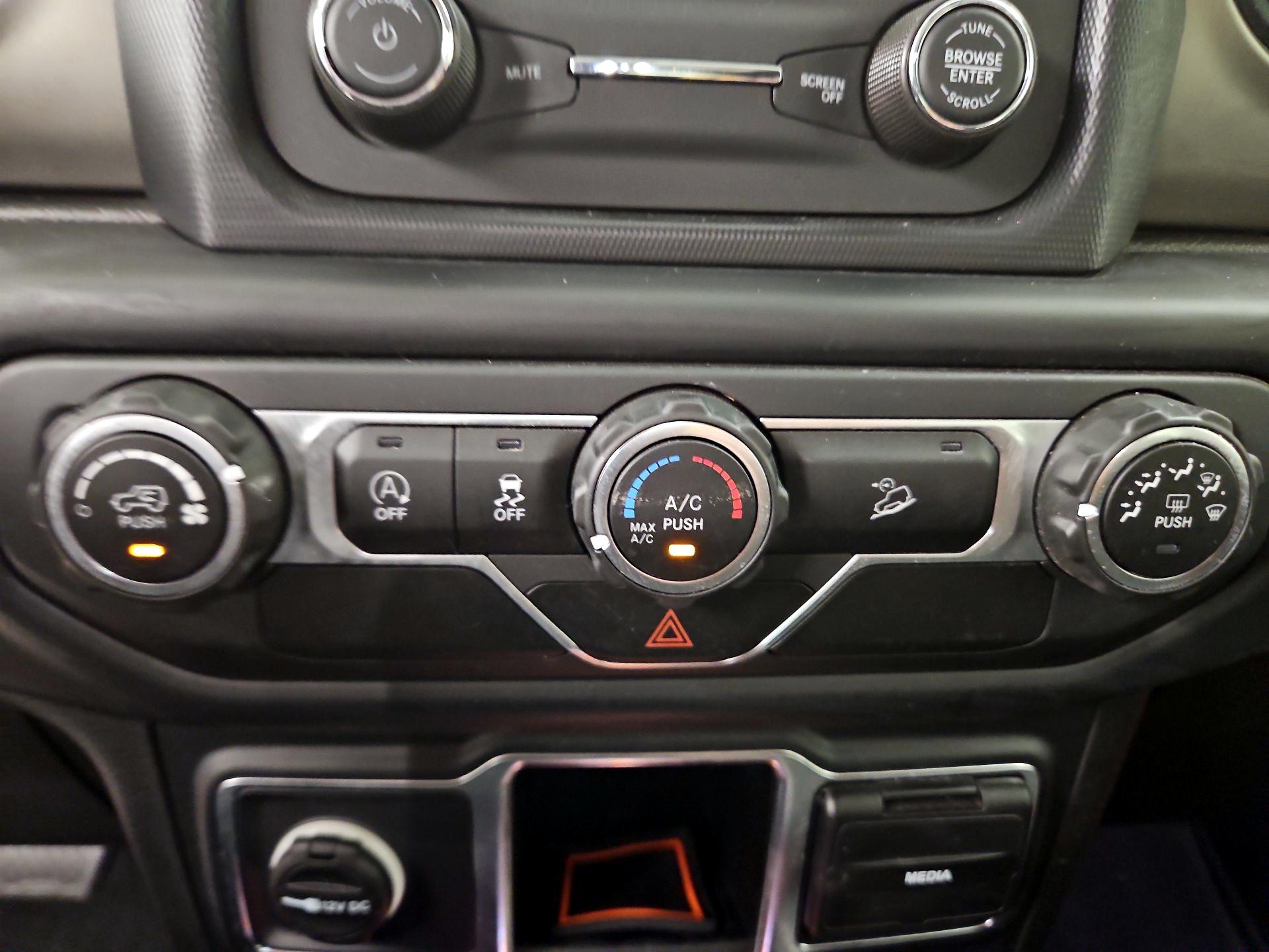 Thumbnail: 2019 Jeep Wrangler - 16