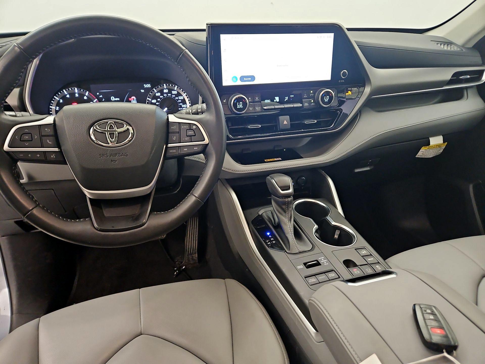 Thumbnail: 2023 Toyota Highlander - 9