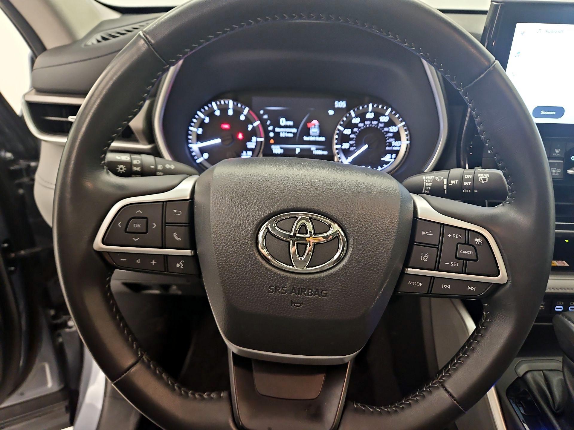Thumbnail: 2023 Toyota Highlander - 10