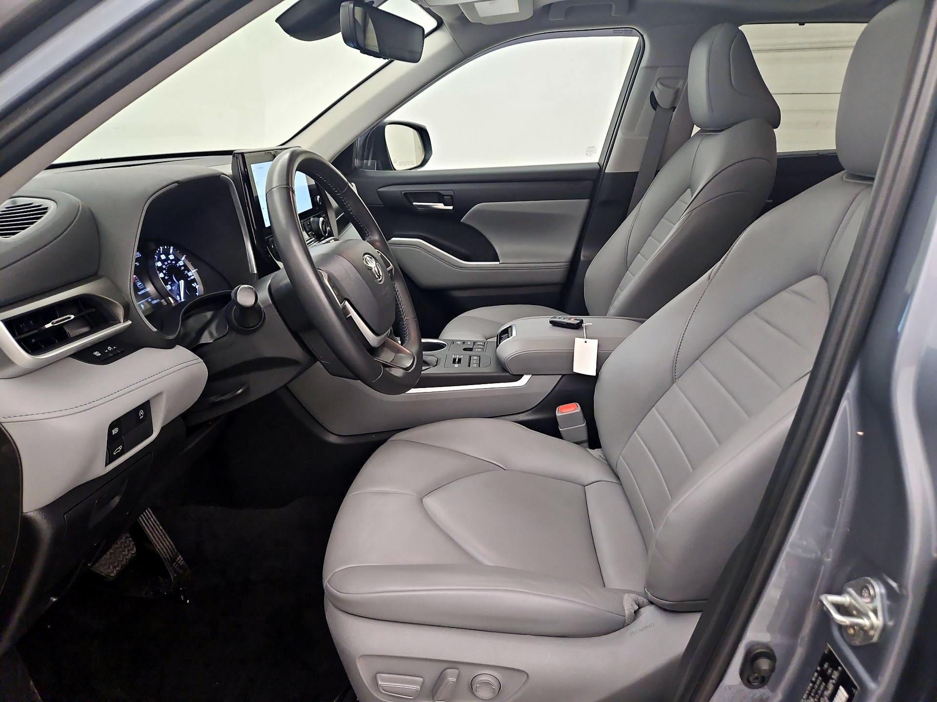 Thumbnail: 2023 Toyota Highlander - 11