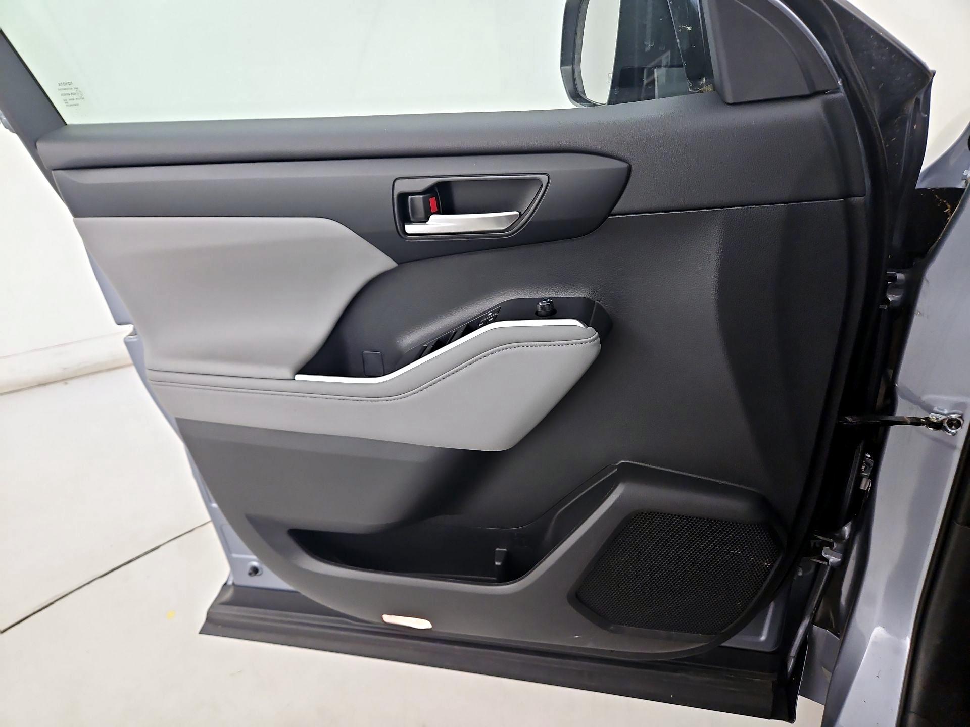 Thumbnail: 2023 Toyota Highlander - 12