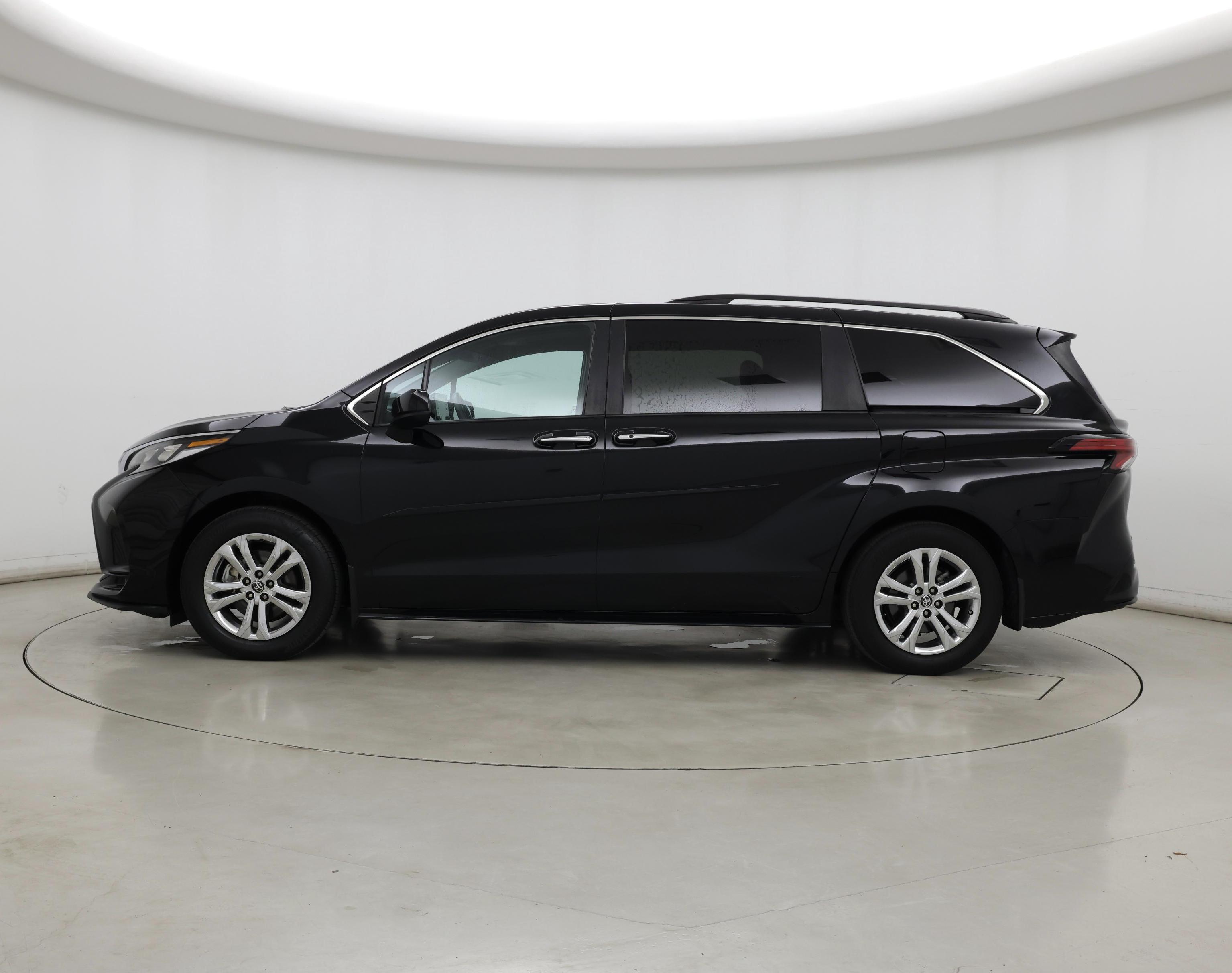 Thumbnail: 2022 Toyota Sienna - 3