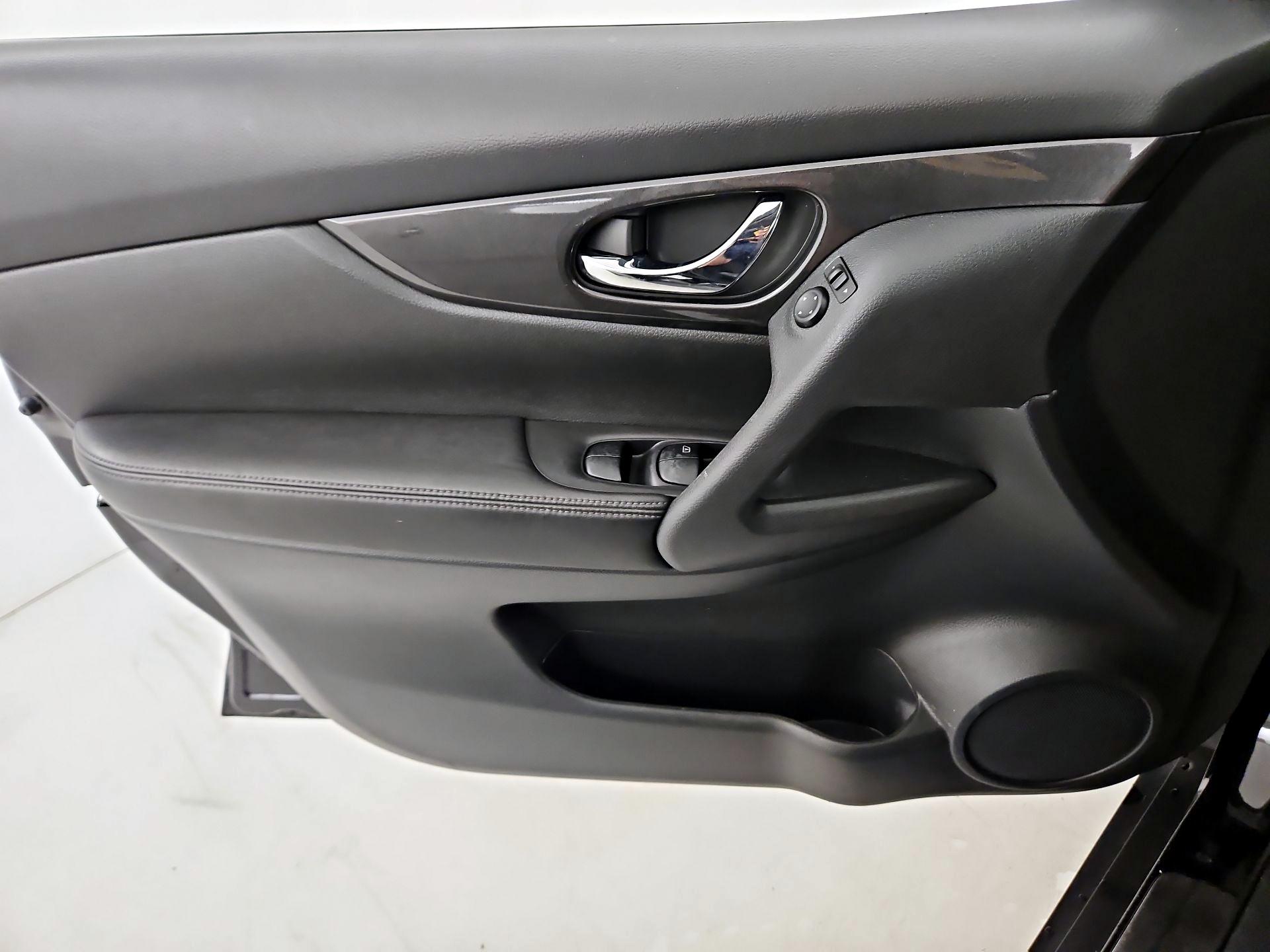 Thumbnail: 2017 Nissan Rogue - 12
