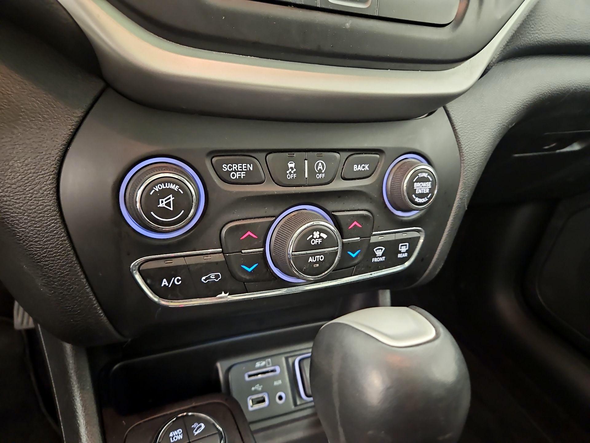 Thumbnail: 2017 Jeep Cherokee - 17