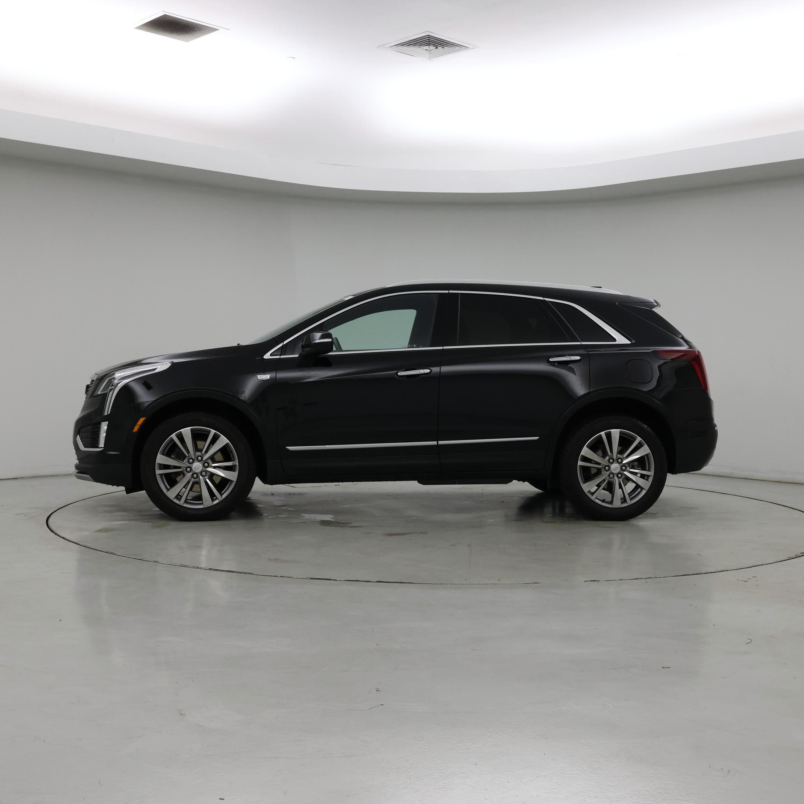 Thumbnail: 2024 Cadillac XT5 - 3