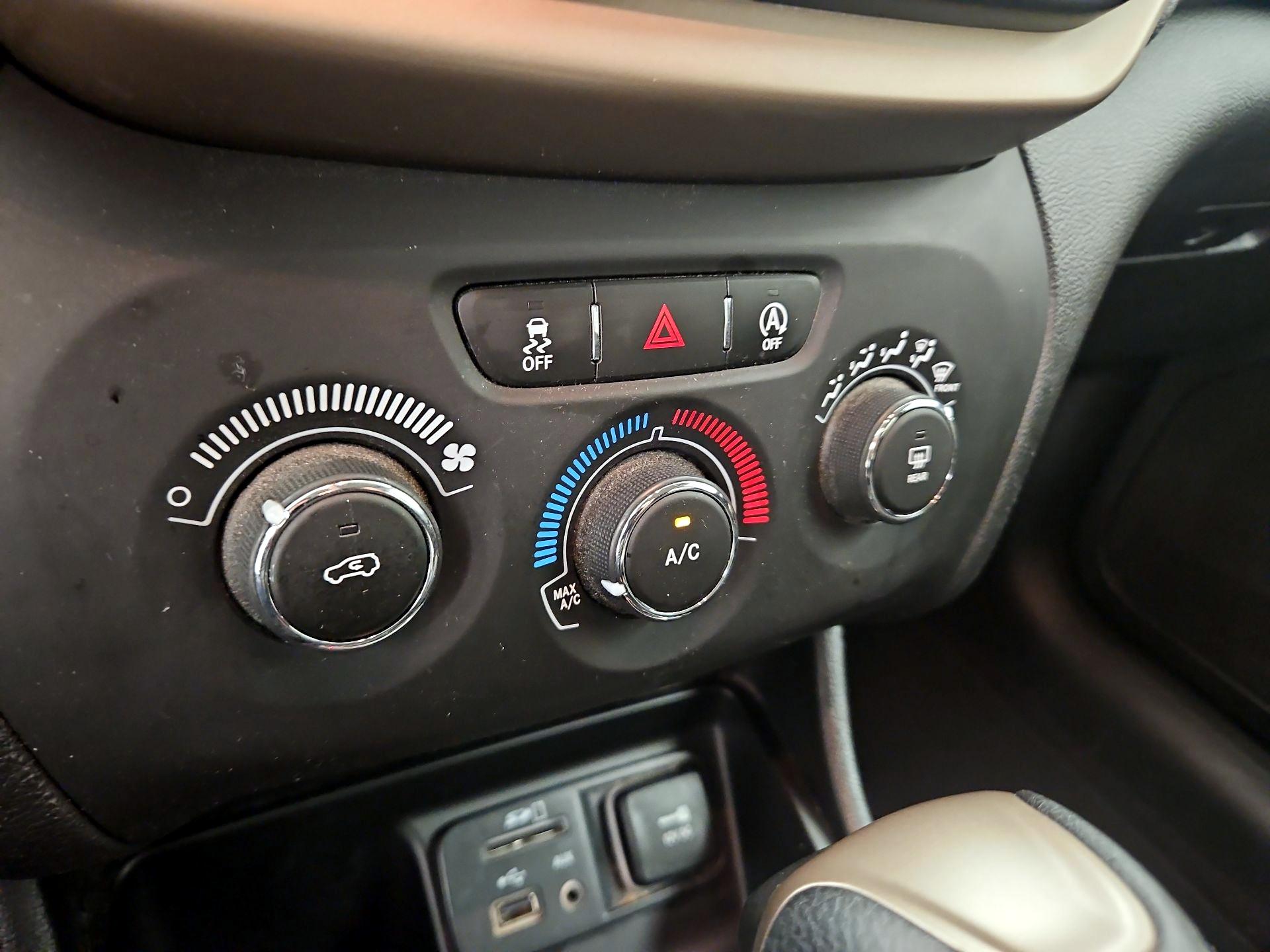 Thumbnail: 2017 Jeep Cherokee - 16