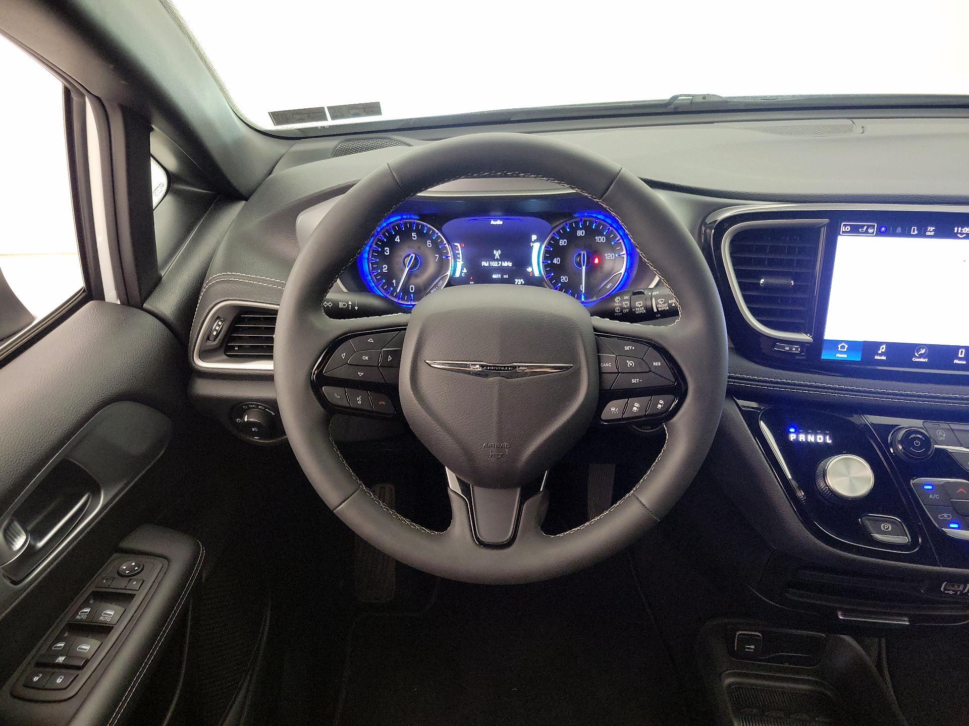 Thumbnail: 2023 Chrysler Pacifica - 10