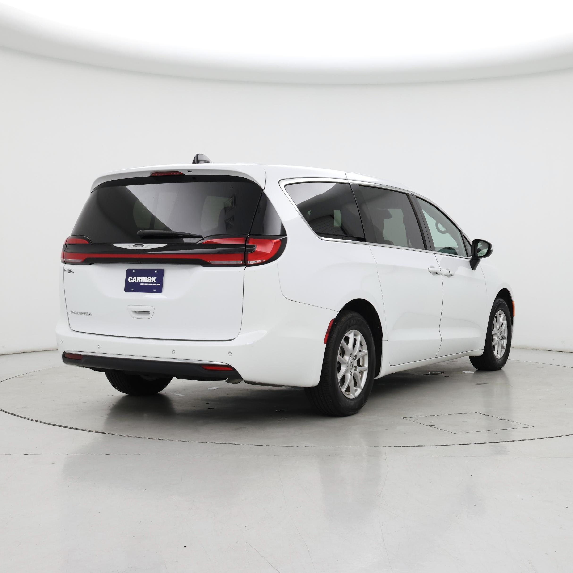 Thumbnail: 2023 Chrysler Pacifica - 8
