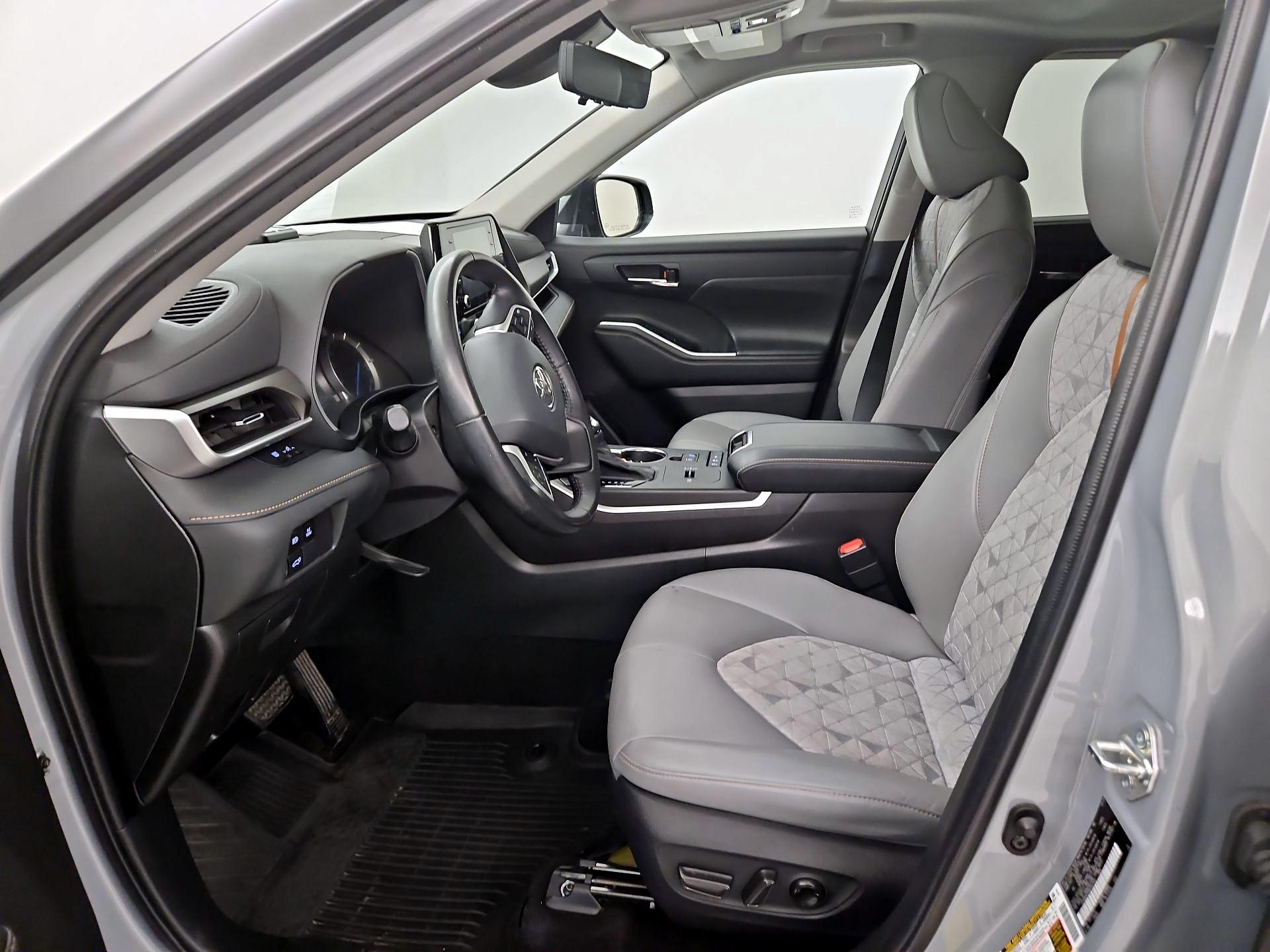 Thumbnail: 2022 Toyota Highlander - 11