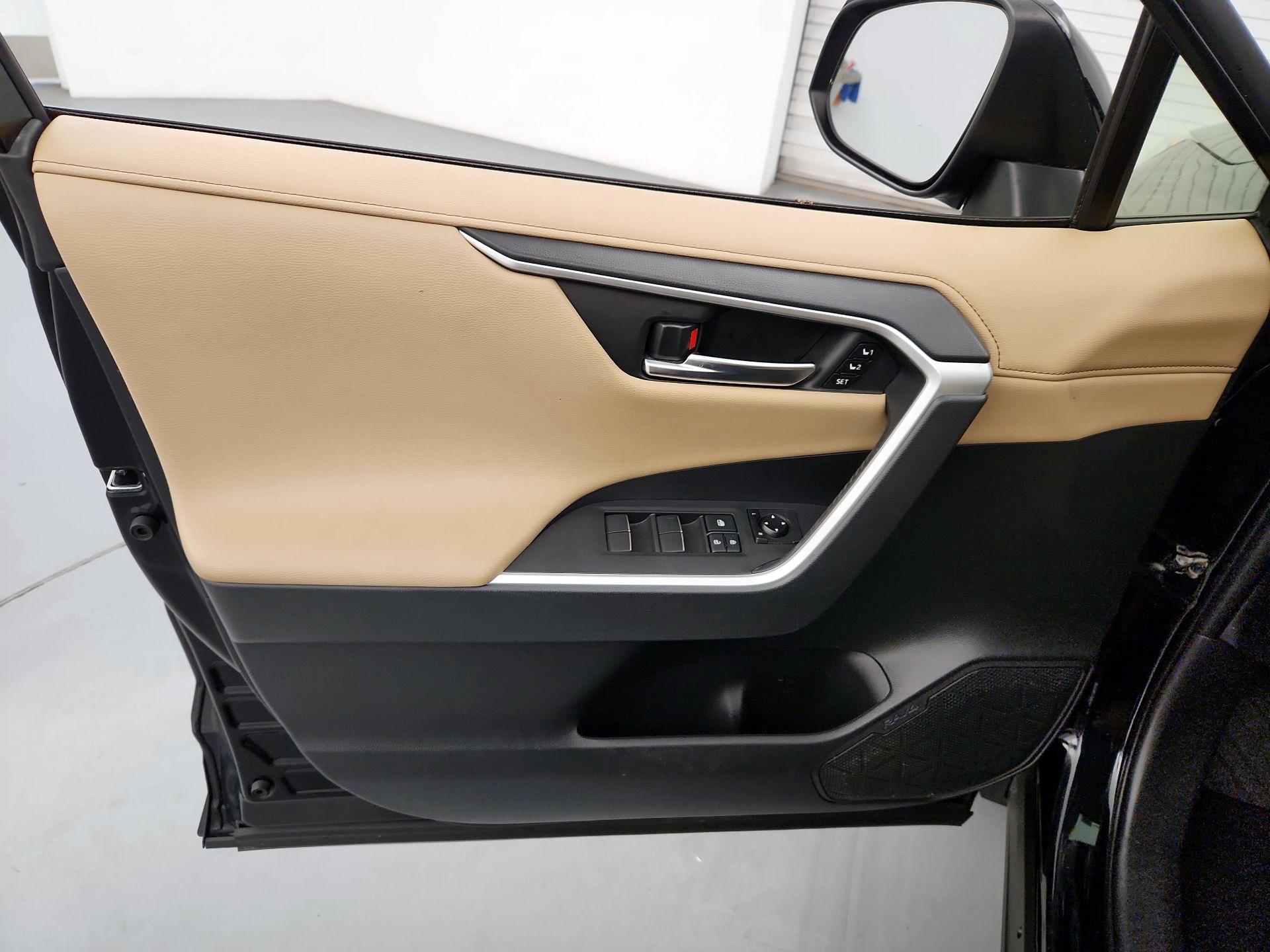 Thumbnail: 2019 Toyota RAV4 - 12