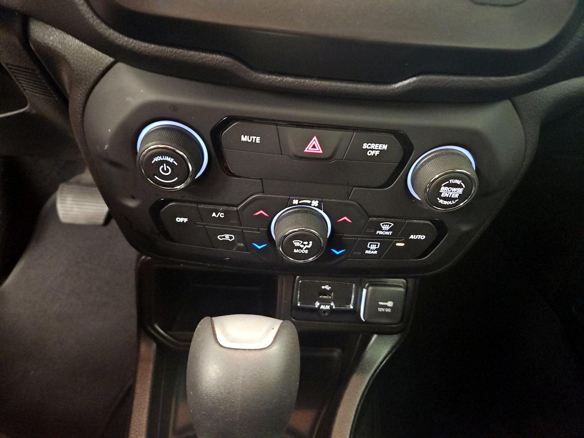 Thumbnail: 2019 Jeep Renegade - 17