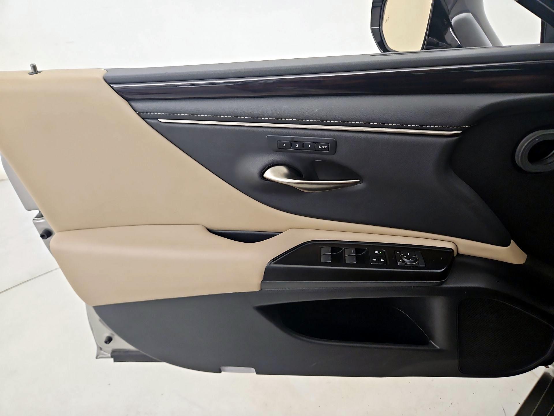 Thumbnail: 2019 Lexus ES - 12