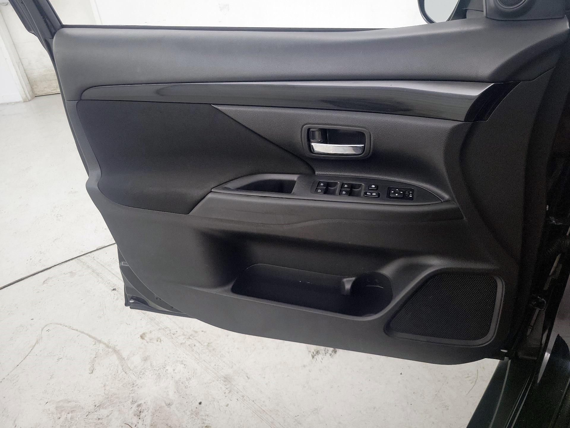 Thumbnail: 2019 Mitsubishi Outlander - 12