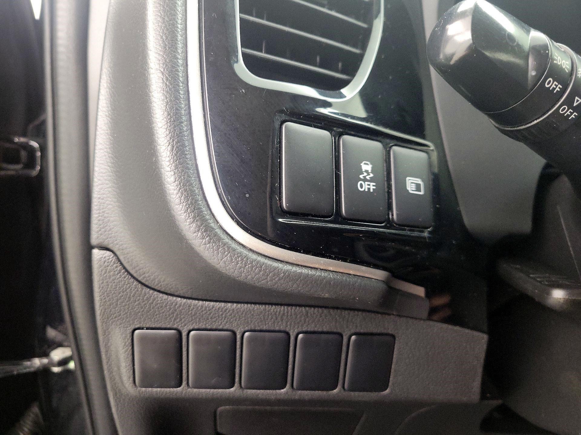Thumbnail: 2019 Mitsubishi Outlander - 13