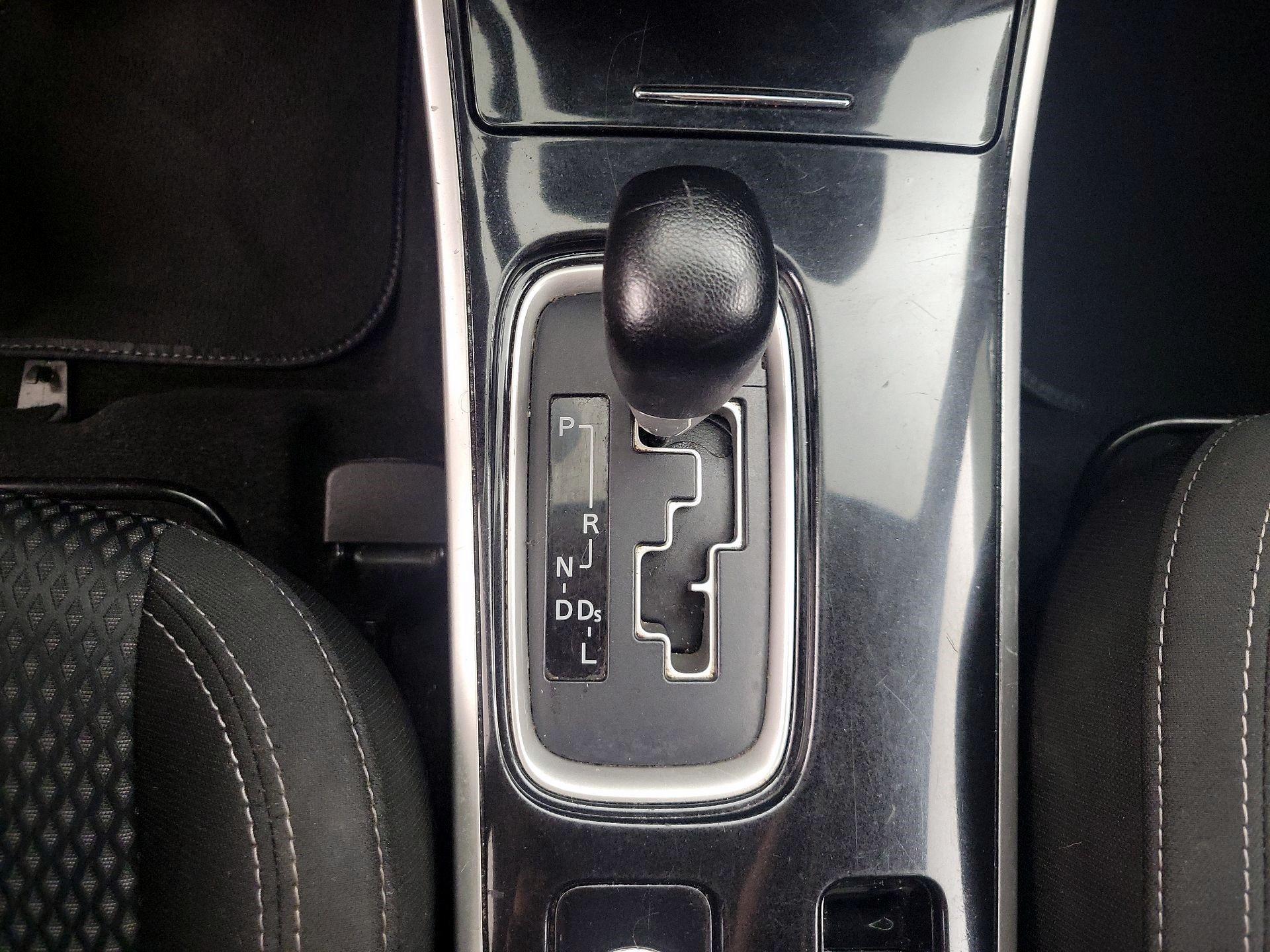 Thumbnail: 2019 Mitsubishi Outlander - 17