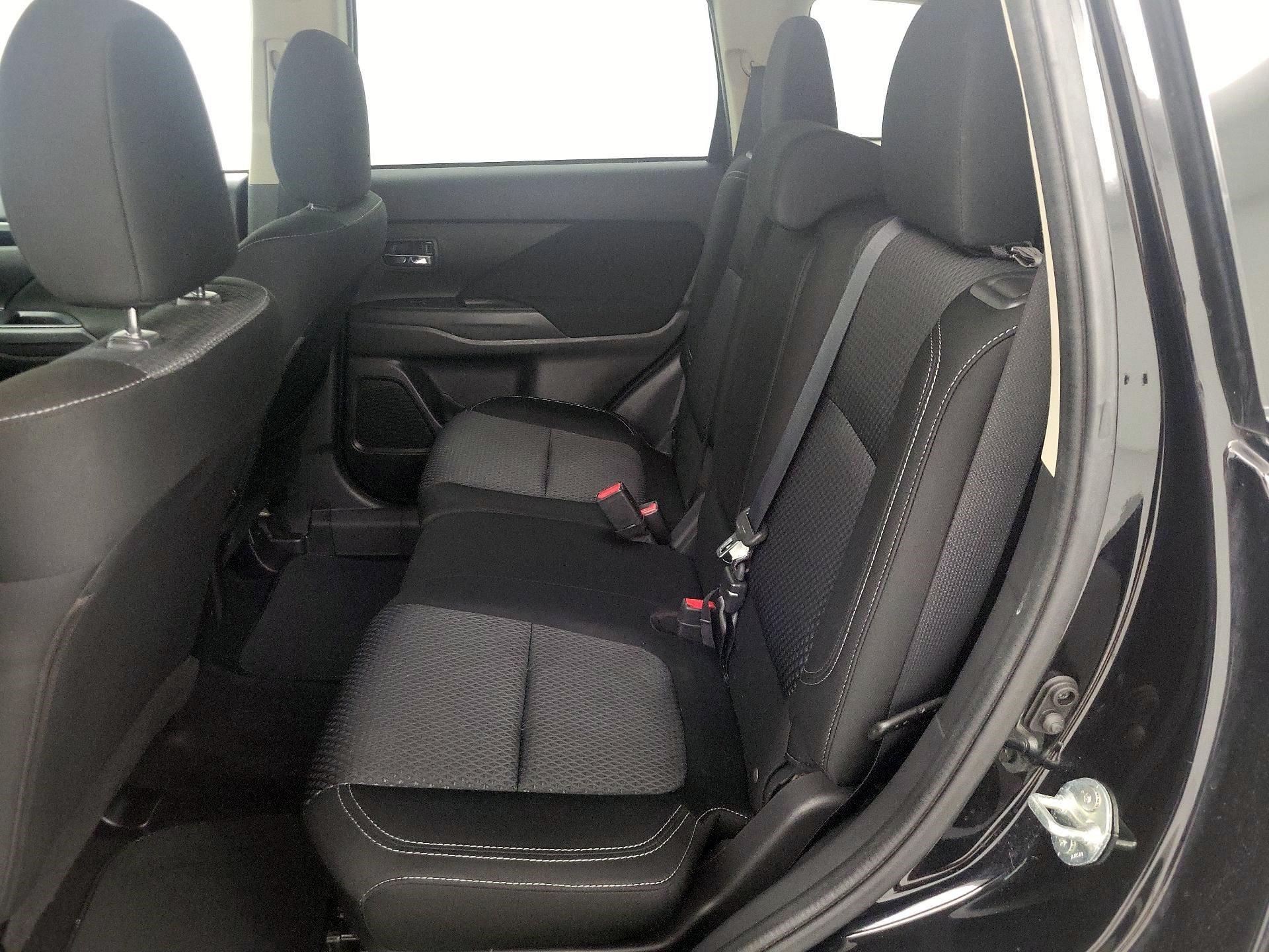 Thumbnail: 2019 Mitsubishi Outlander - 19