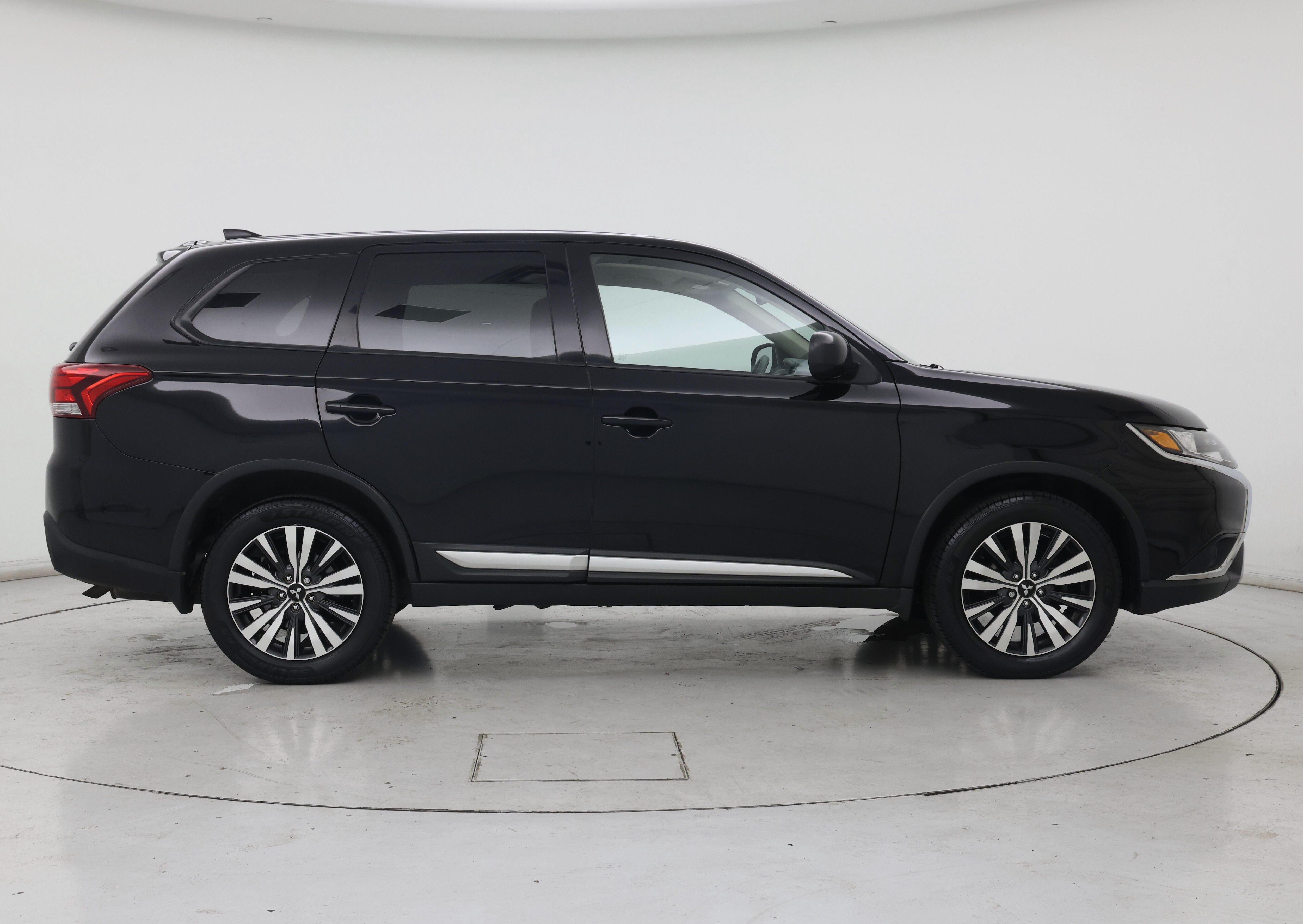 Thumbnail: 2019 Mitsubishi Outlander - 7