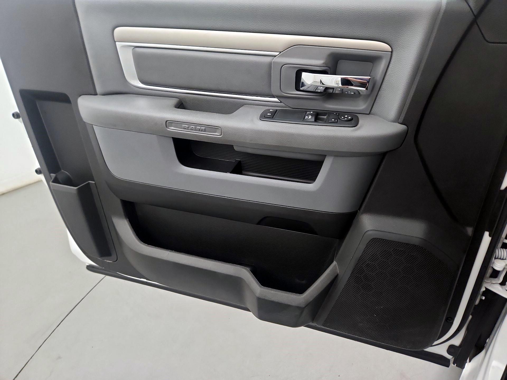 Thumbnail: 2020 RAM 1500 Classic - 10