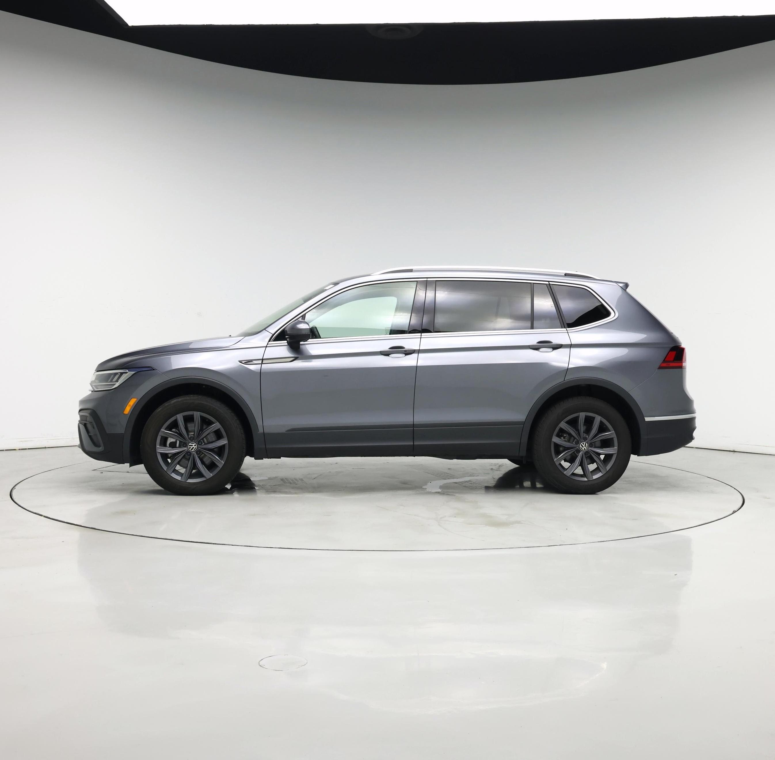 Thumbnail: 2023 Volkswagen Tiguan - 3