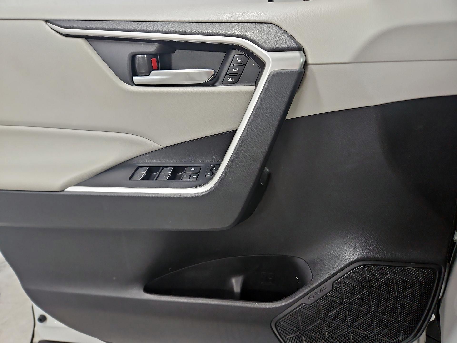 Thumbnail: 2022 Toyota RAV4 - 12