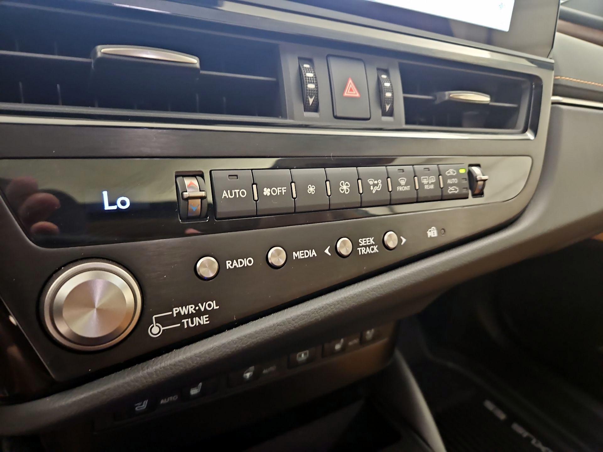 Thumbnail: 2025 Lexus ES - 17