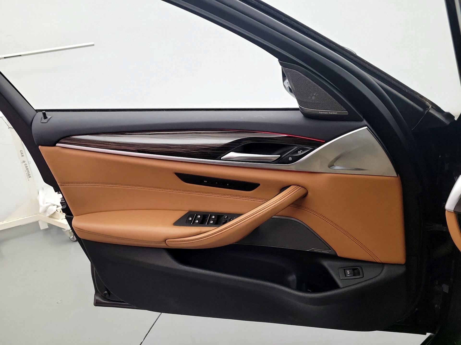 Thumbnail: 2022 BMW 5 Series - 10