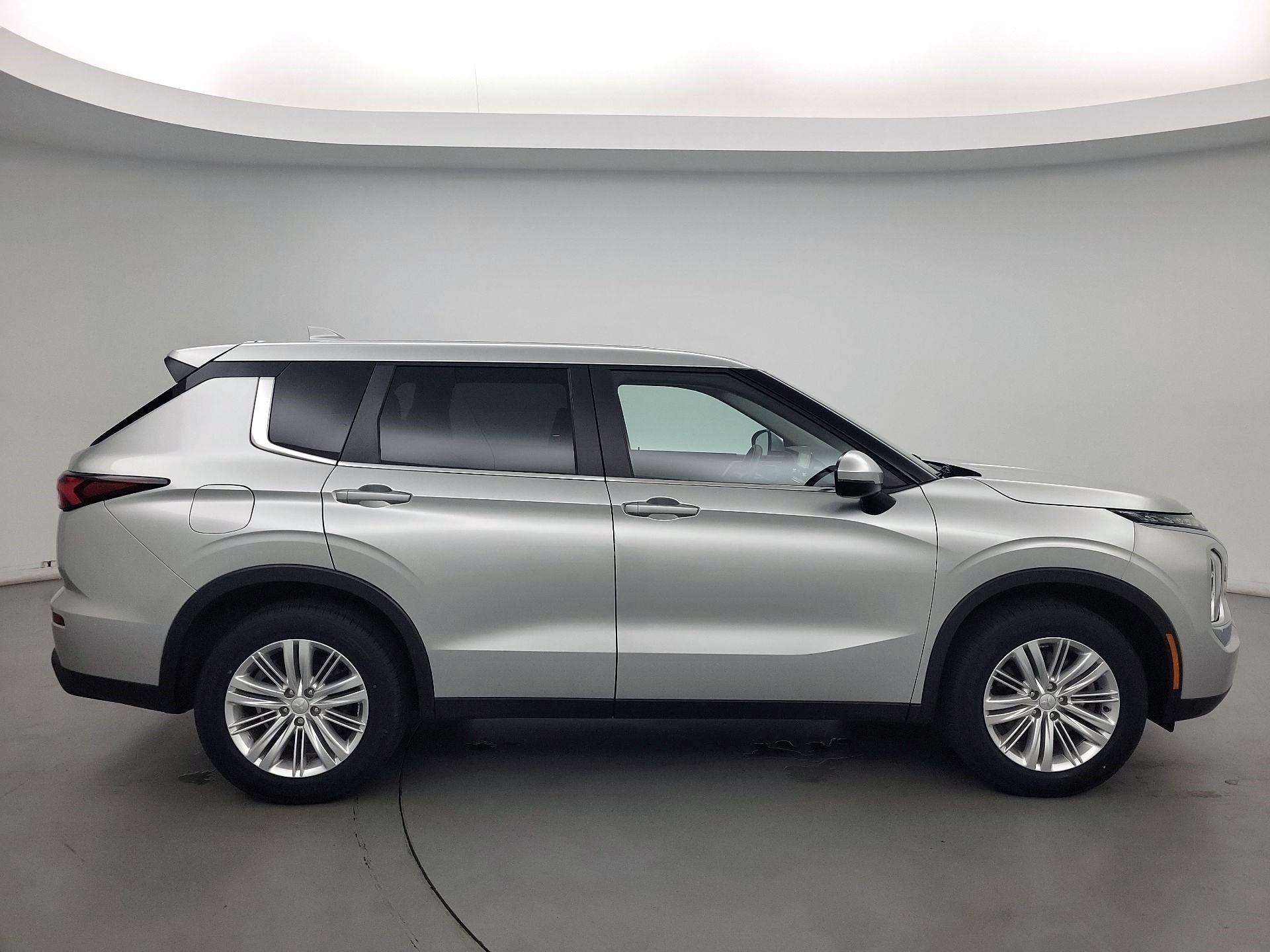 Thumbnail: 2022 Mitsubishi Outlander - 4