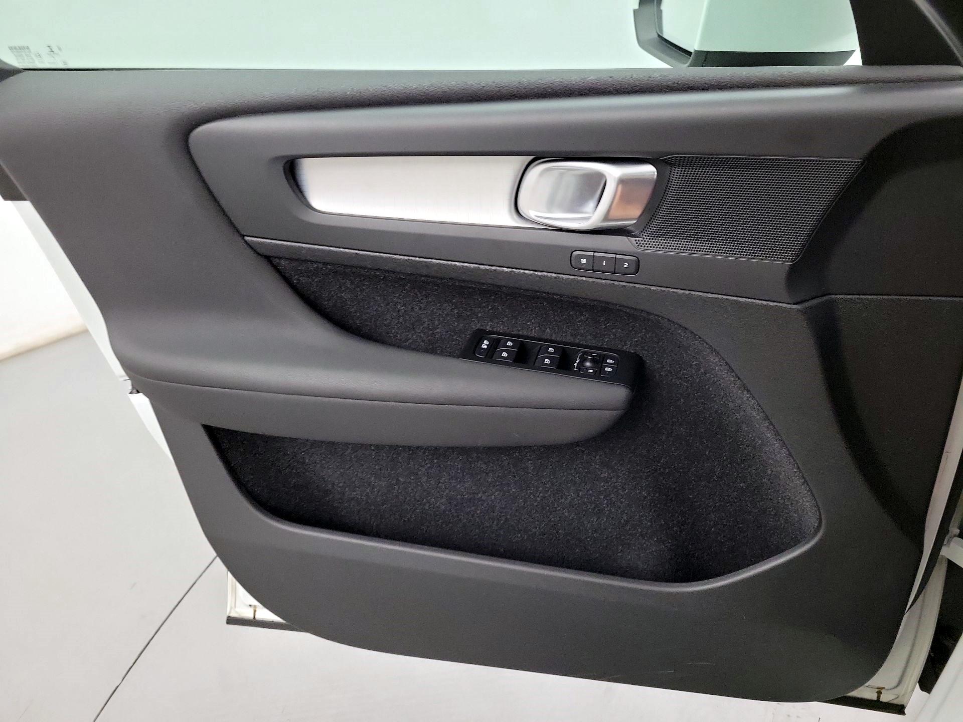 Thumbnail: 2021 Volvo XC40 - 10