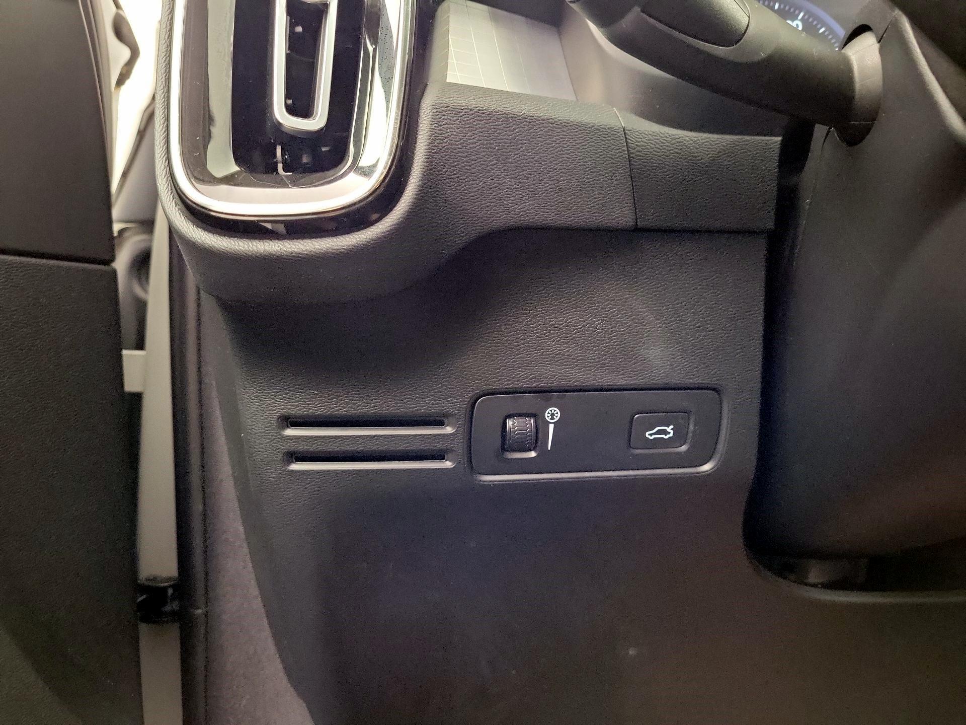 Thumbnail: 2021 Volvo XC40 - 11