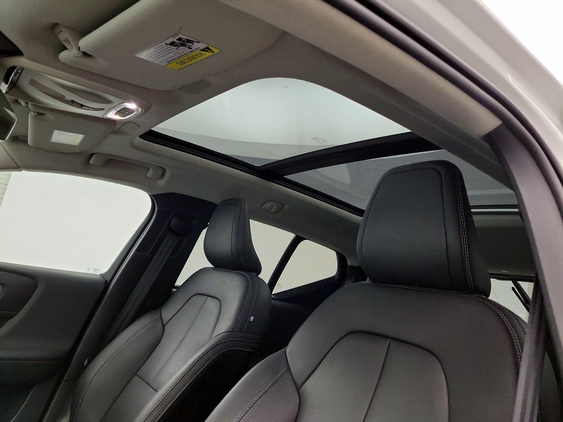 Thumbnail: 2021 Volvo XC40 - 17