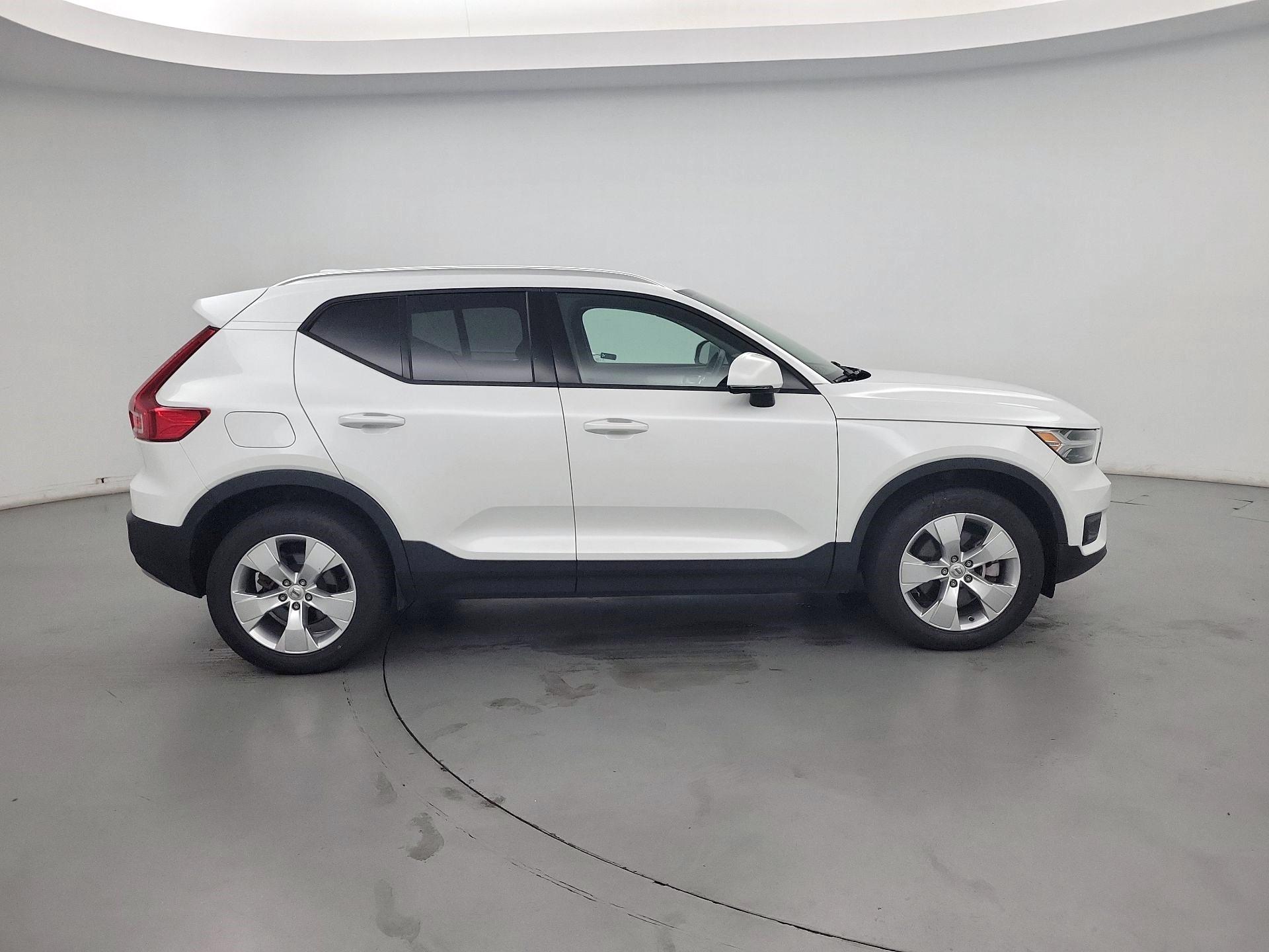 Thumbnail: 2021 Volvo XC40 - 4