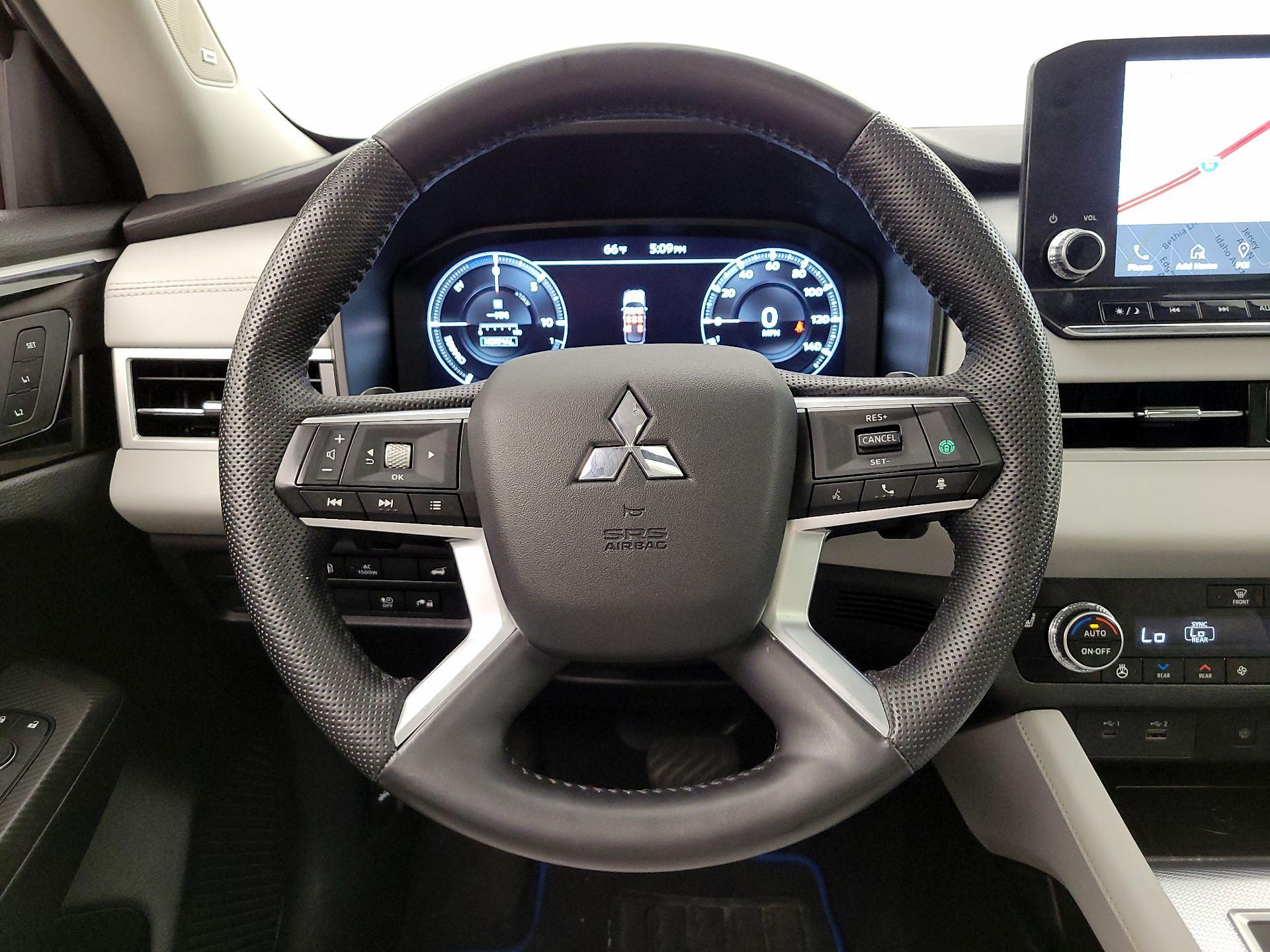 Thumbnail: 2023 Mitsubishi Outlander - 10