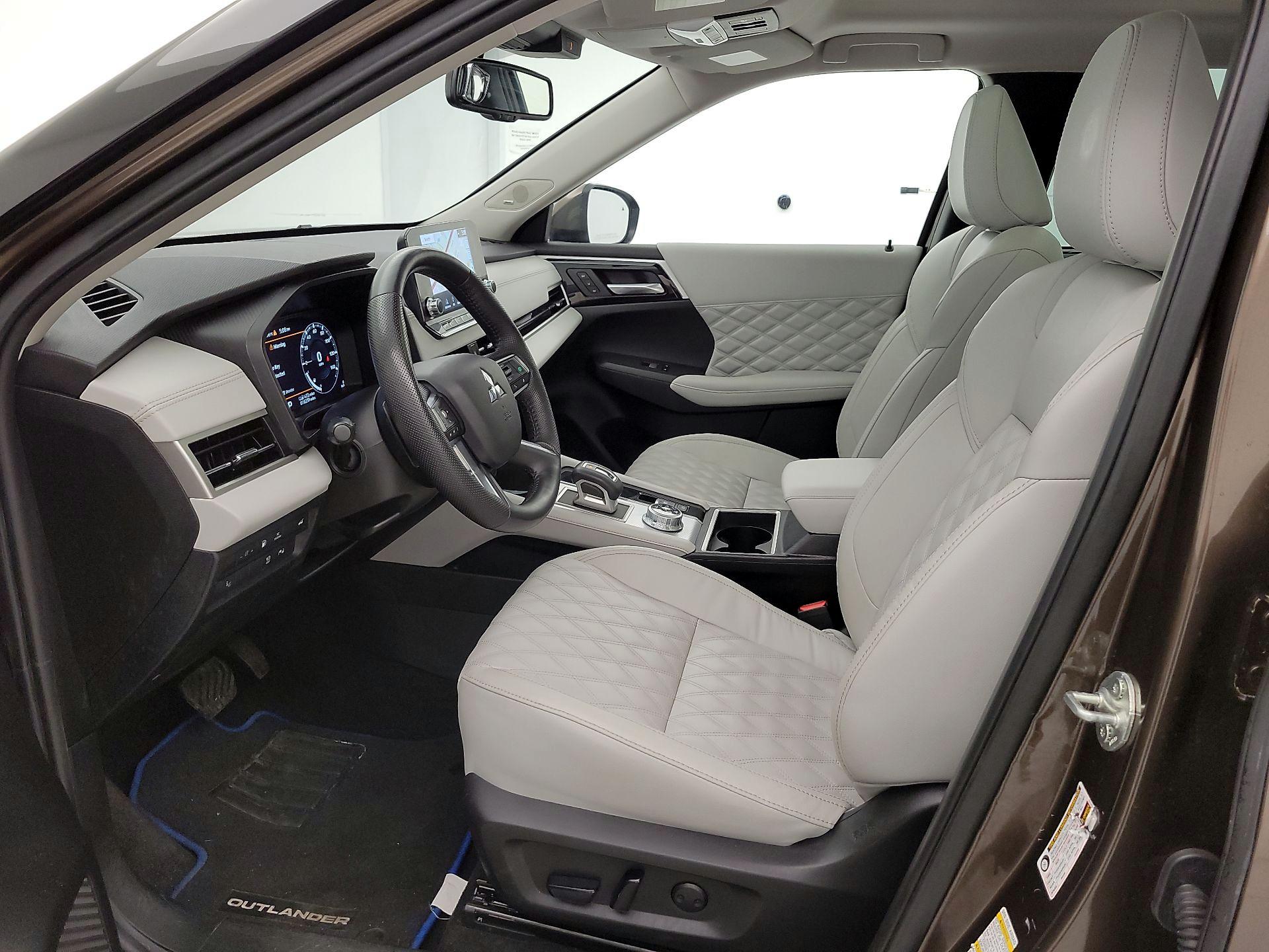 Thumbnail: 2023 Mitsubishi Outlander - 11