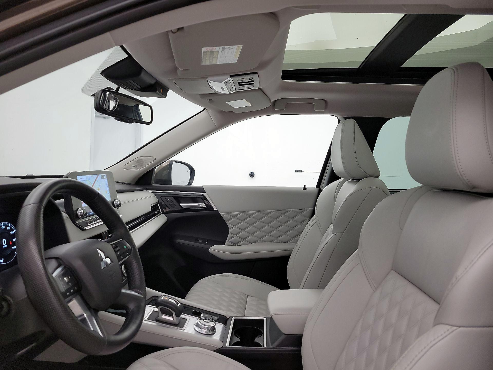 Thumbnail: 2023 Mitsubishi Outlander - 20