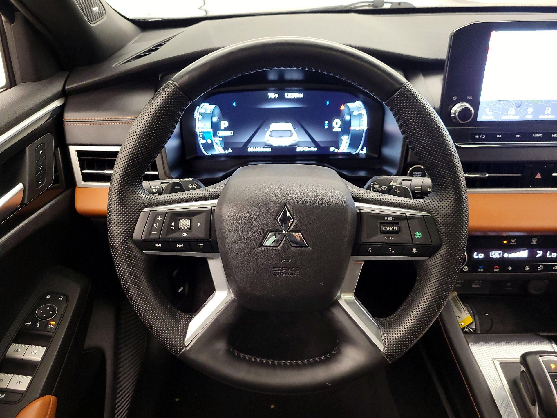 Thumbnail: 2023 Mitsubishi Outlander - 10