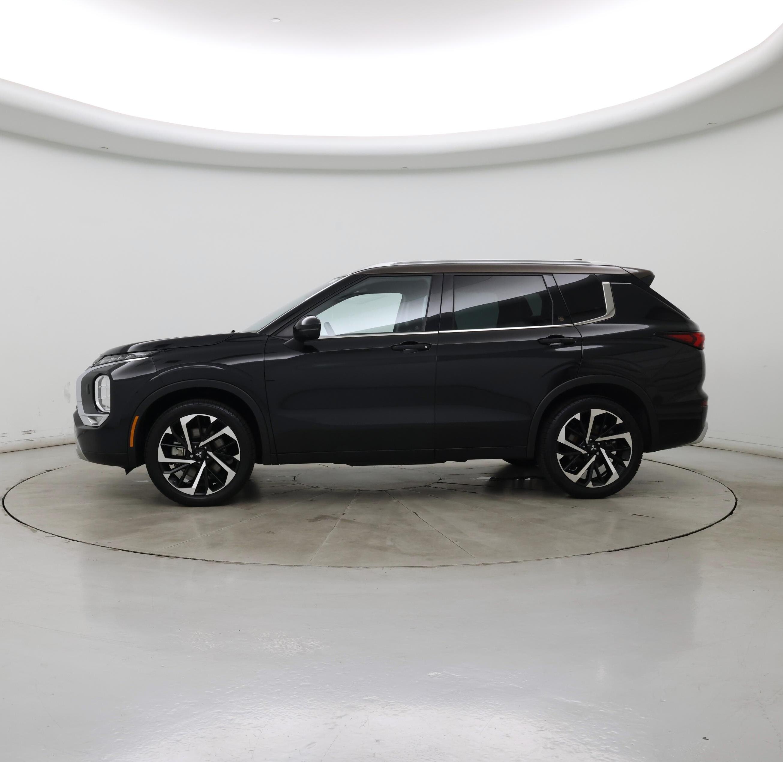 Thumbnail: 2023 Mitsubishi Outlander - 3