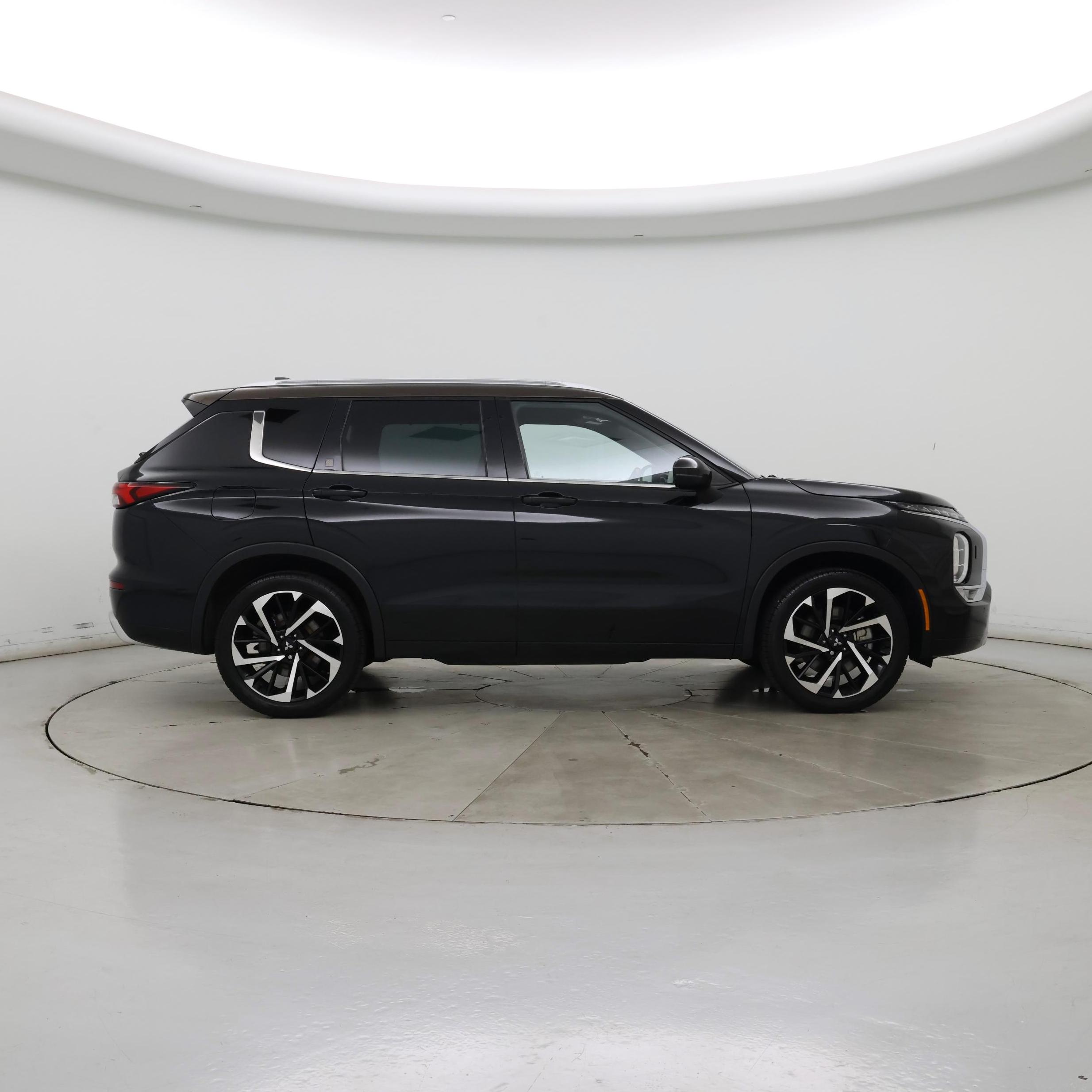 Thumbnail: 2023 Mitsubishi Outlander - 7