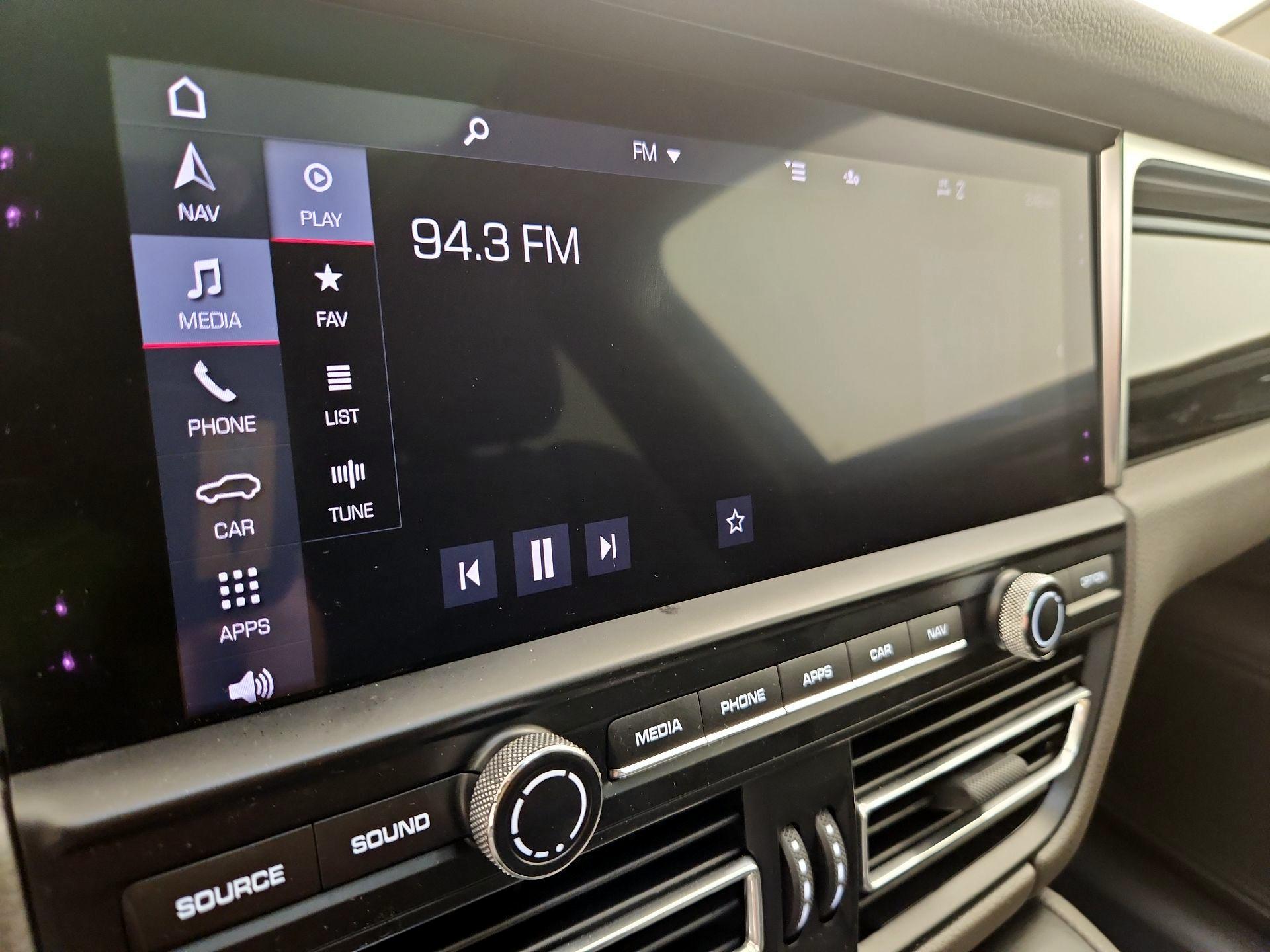 Thumbnail: 2021 Porsche Macan - 16