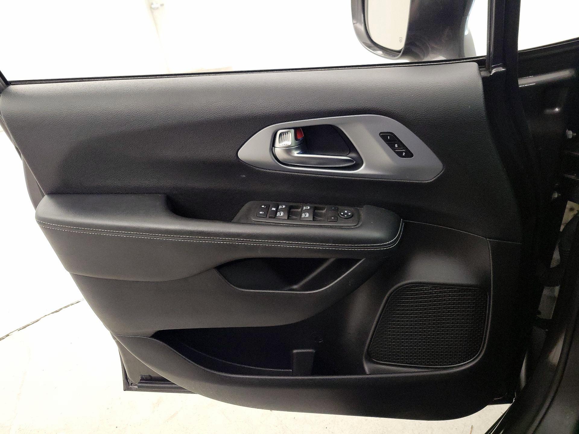 Thumbnail: 2021 Chrysler Pacifica - 12