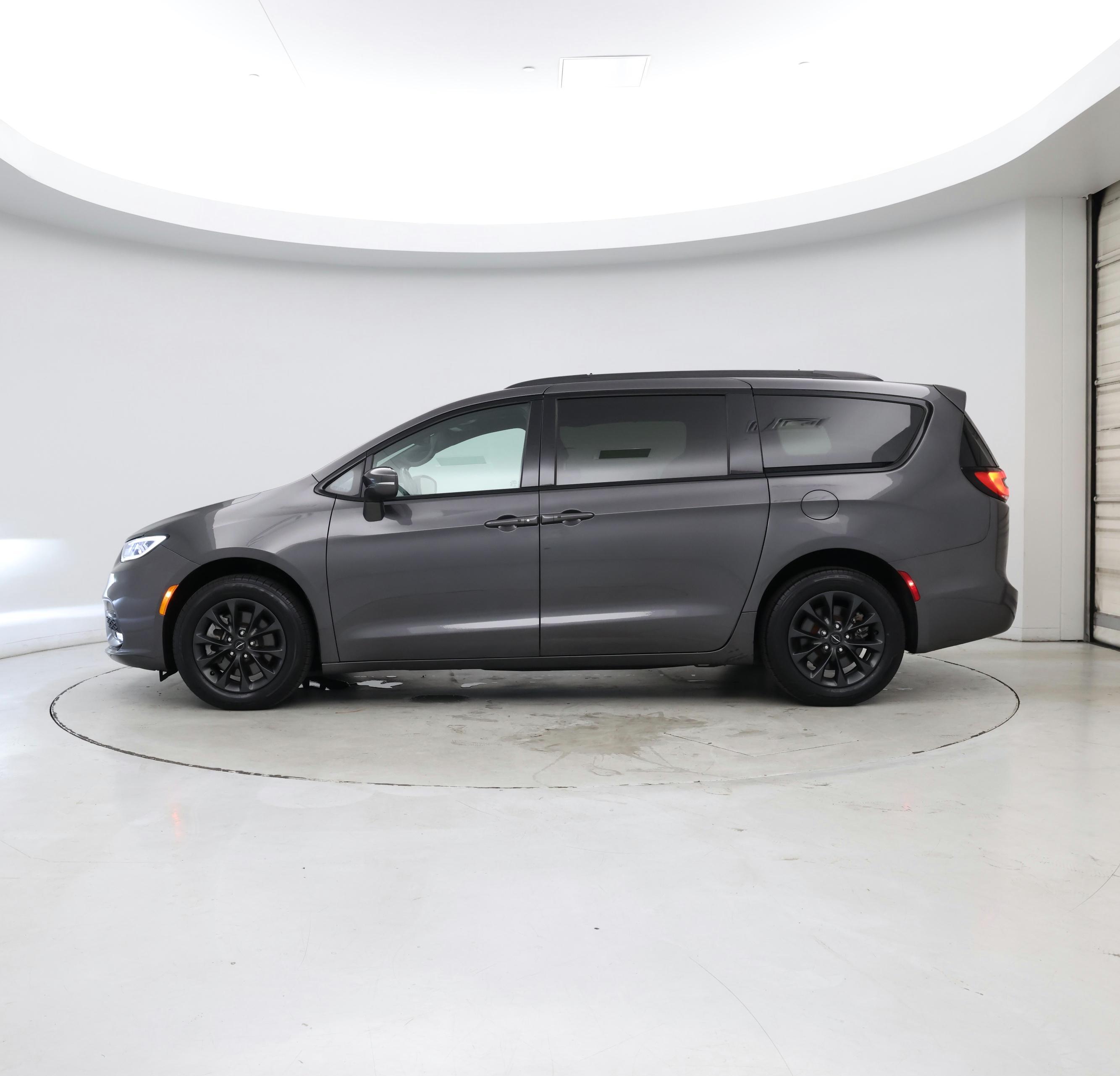 Thumbnail: 2021 Chrysler Pacifica - 3