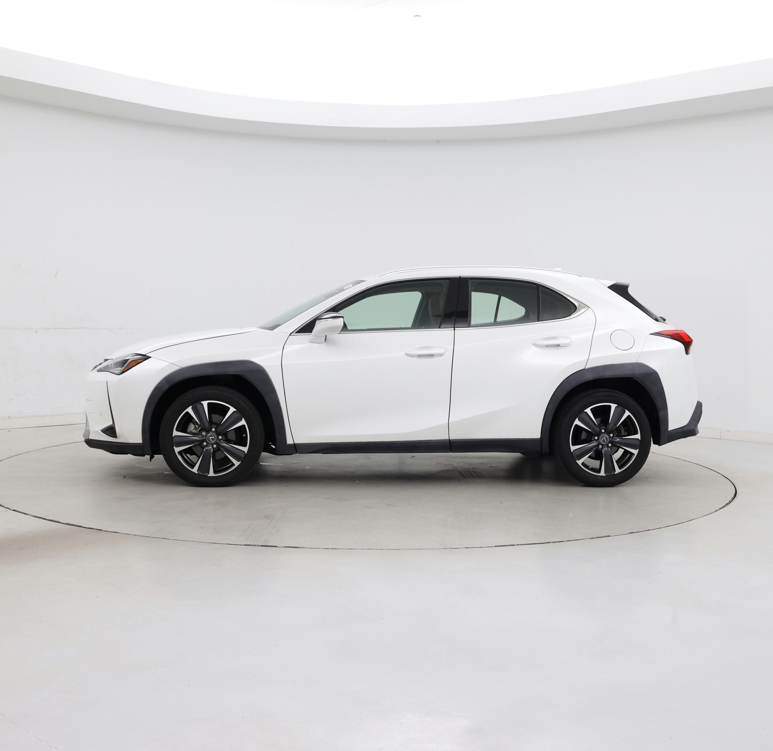 Thumbnail: 2021 Lexus UX - 3