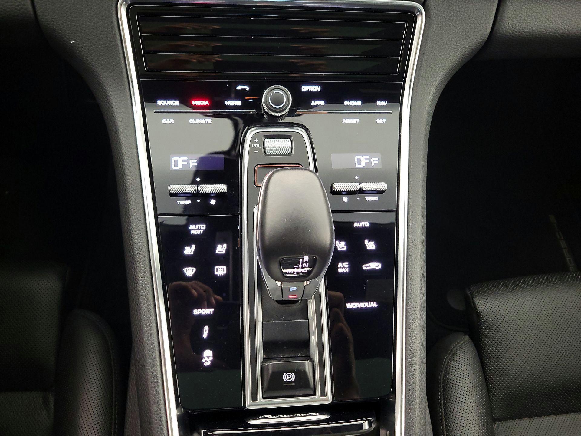 Thumbnail: 2020 Porsche Panamera - 18