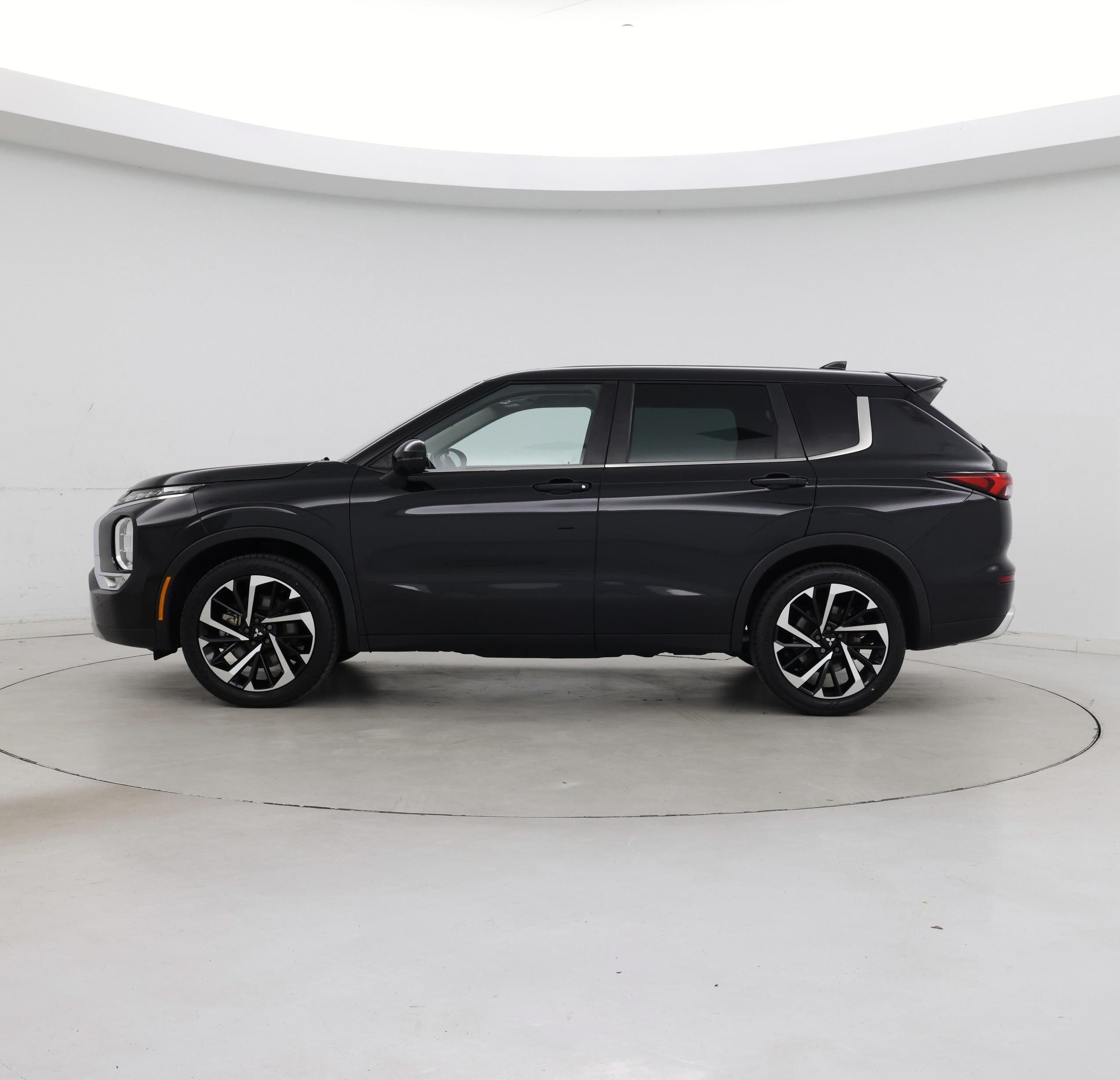 Thumbnail: 2023 Mitsubishi Outlander - 3