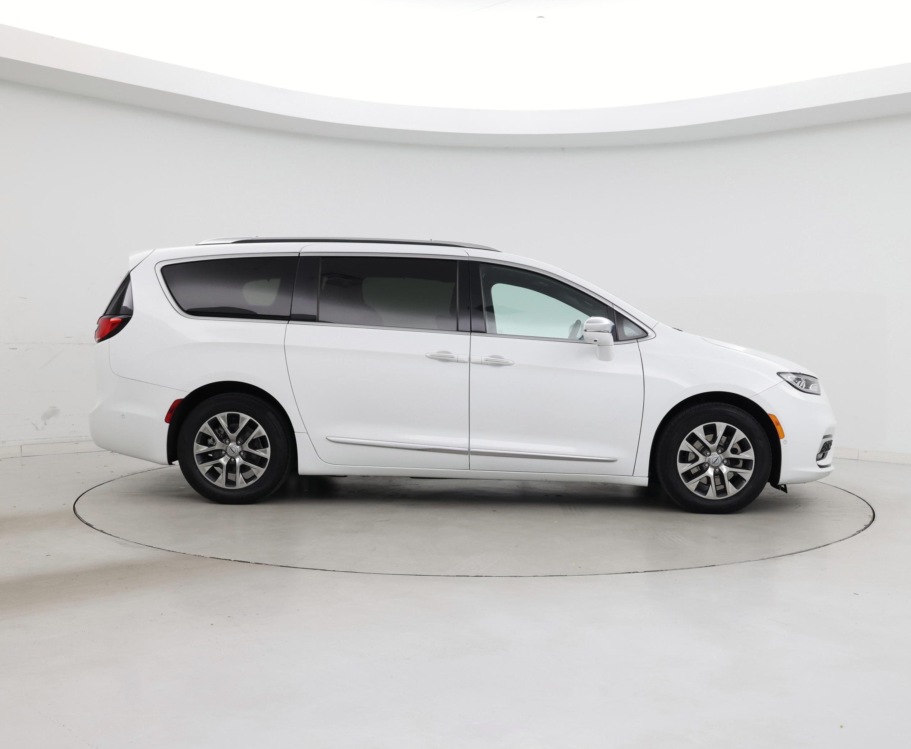 Thumbnail: 2022 Chrysler Pacifica - 7
