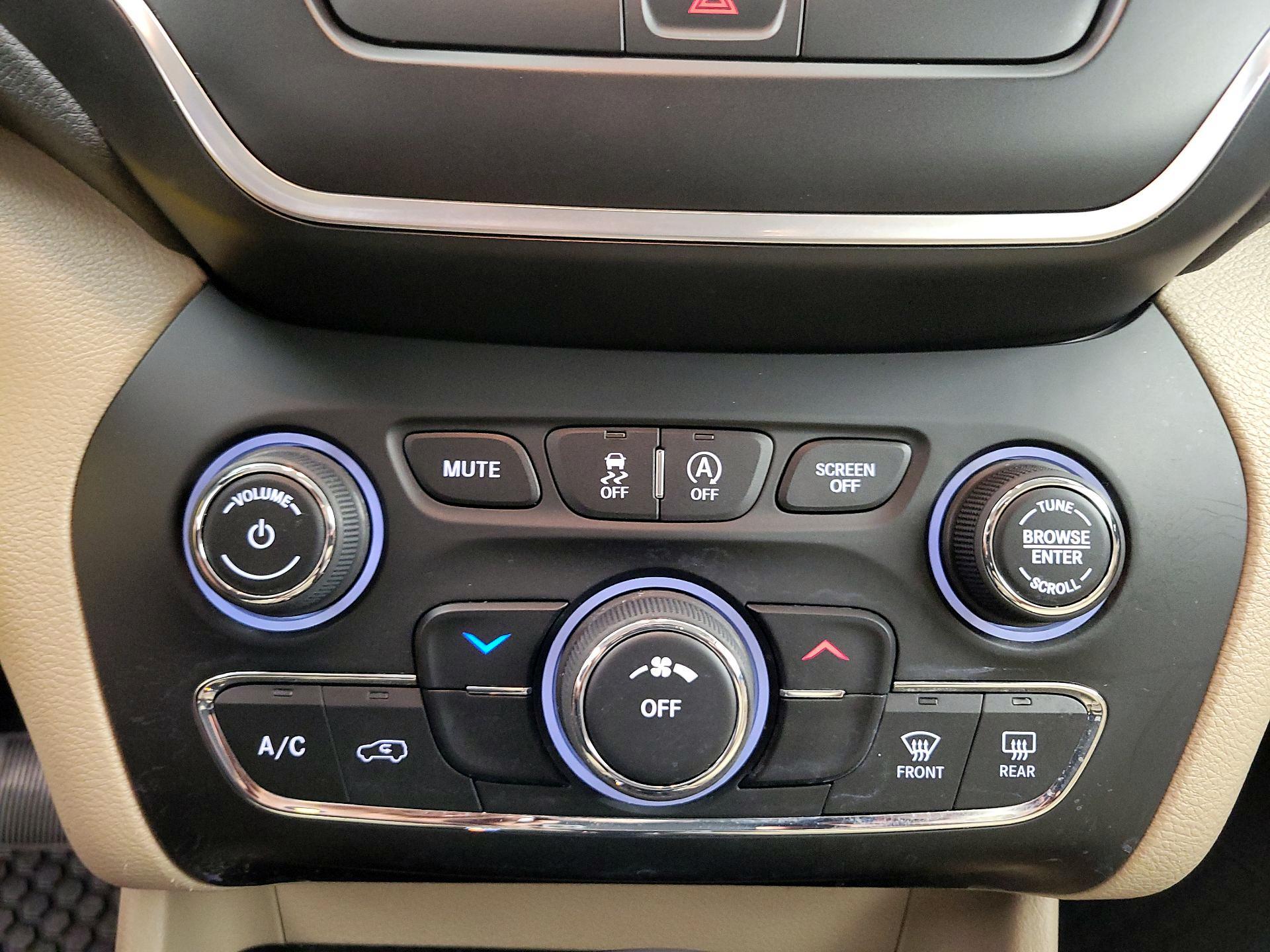Thumbnail: 2019 Jeep Cherokee - 16