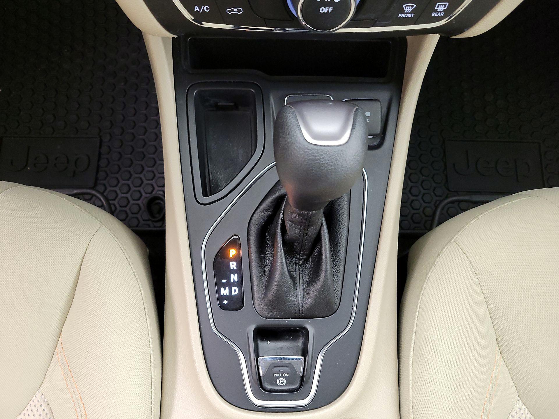 Thumbnail: 2019 Jeep Cherokee - 17