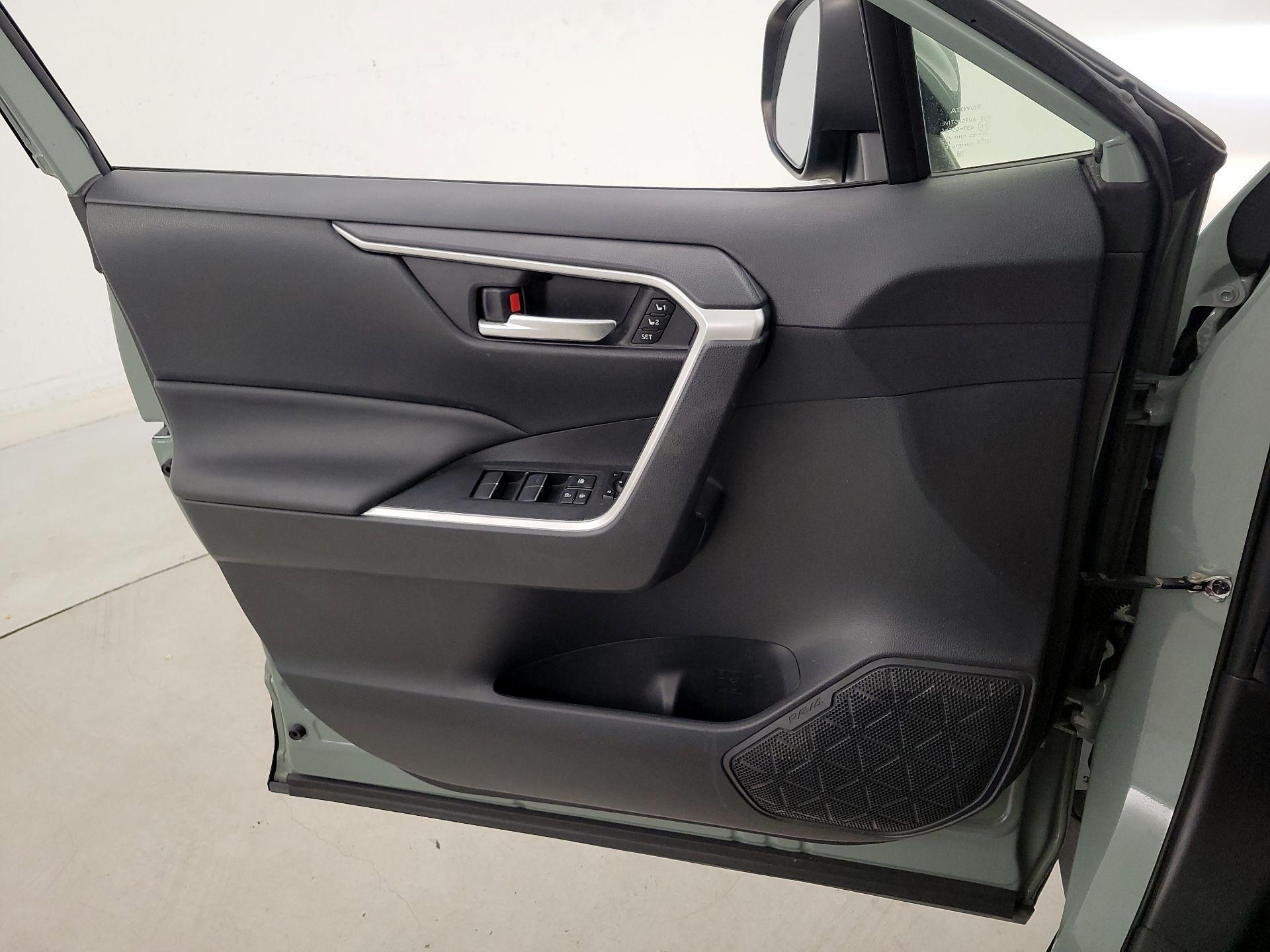 Thumbnail: 2020 Toyota RAV4 - 12