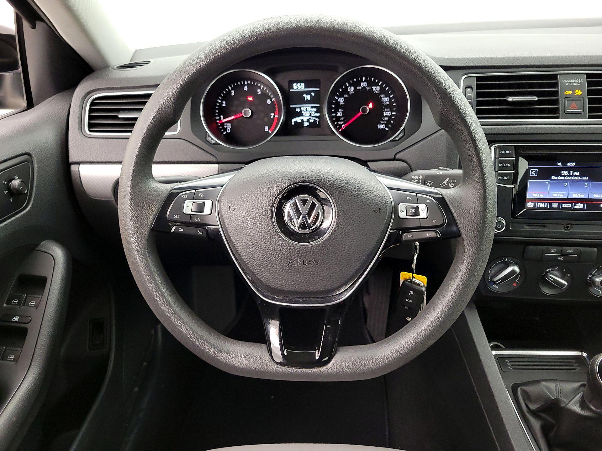 Thumbnail: 2017 Volkswagen Jetta - 10
